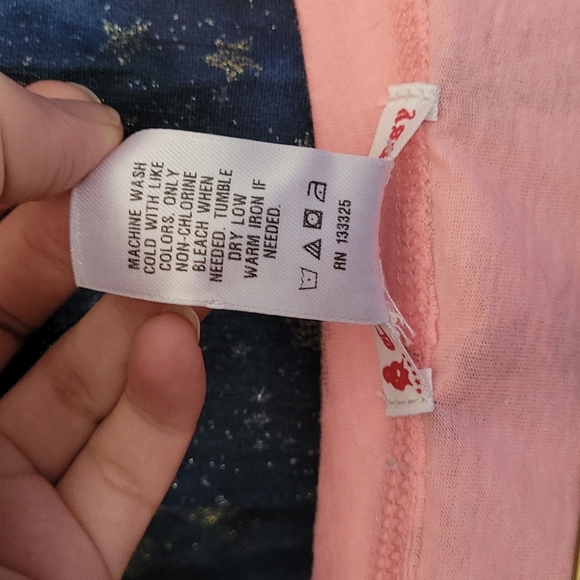 š3/$10 Curious Gypsy Neon Coral Pink Feather-print V-neck T-Shirt - Picture 5 of 8